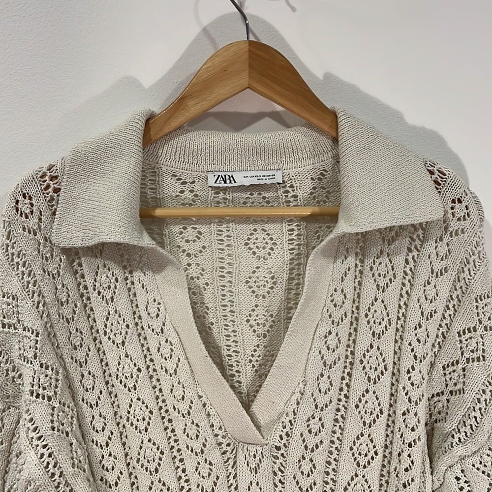 Zara Polo sweater with V-neck lapel collar and long sleeves. Side vents at hem - Picture 4 of 9